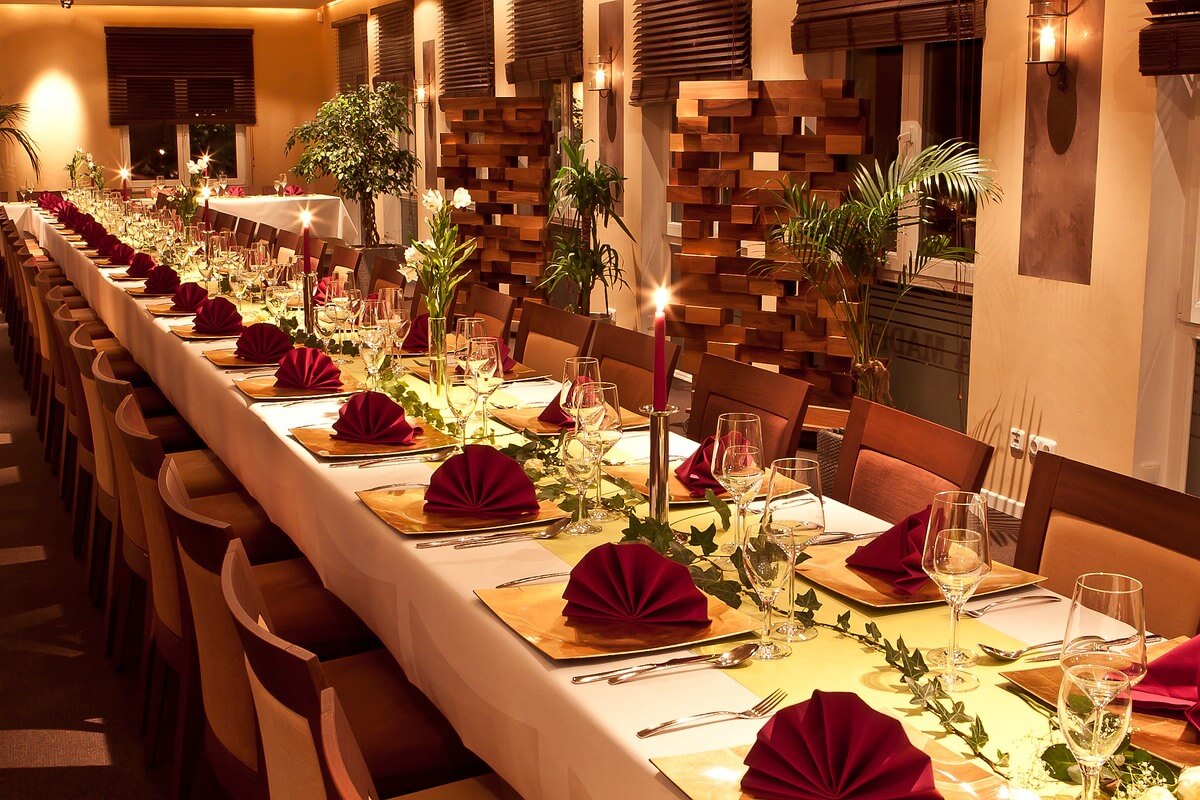Festlich gedeckte Tafel für eine Weihnachtsfeier im La Madera